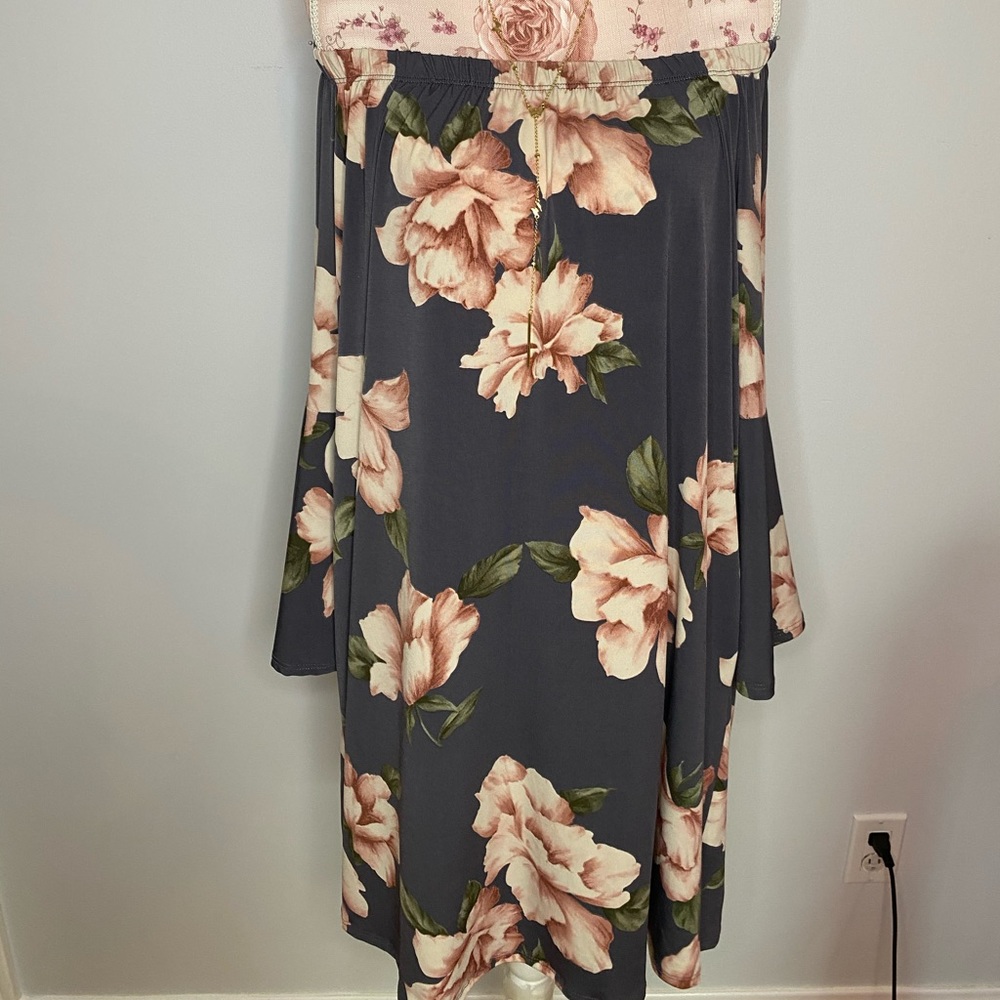NWT Off the shoulder floral losses fit dress